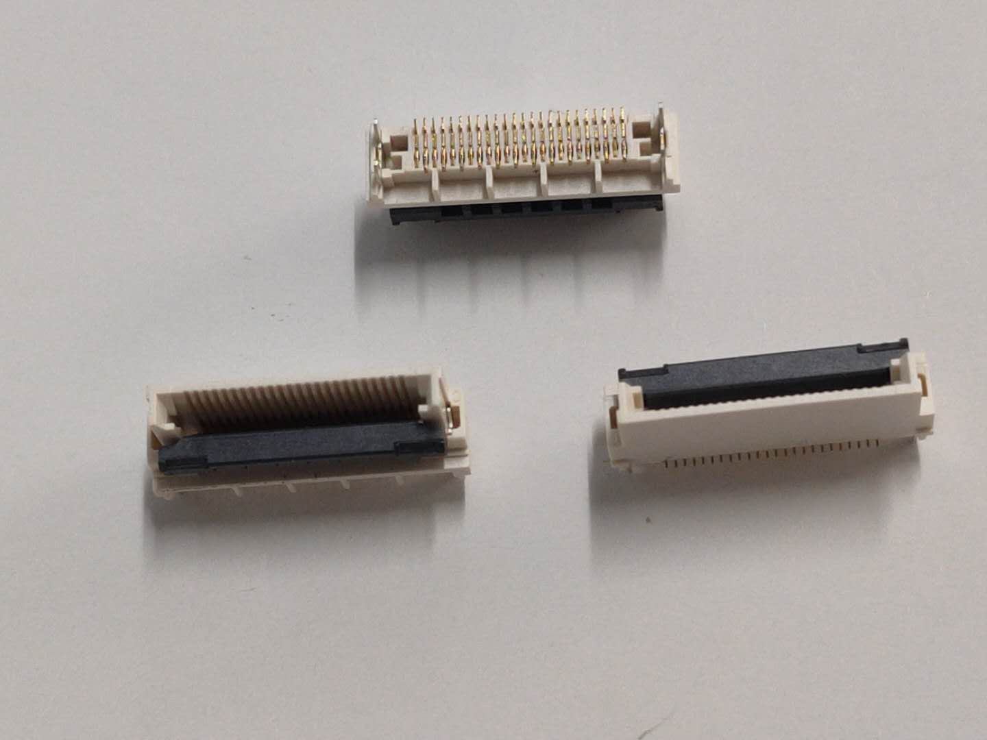 THD0574 立貼掀蓋式下接0.5pitch H=7.4mm THD0574 立貼掀蓋式下接0.5pitch H=7.4mm